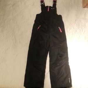 Champion Venturedry Little girls snowbibs—-XS(4-5) Color—-Black W/ pink zipper